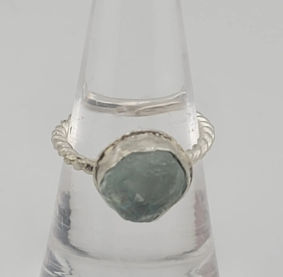 RAW AQUAMARINE STONE RING HANDMADE WITH TWISTED RING BAND IN STERLING SZ 7 - Picture 3 of 6